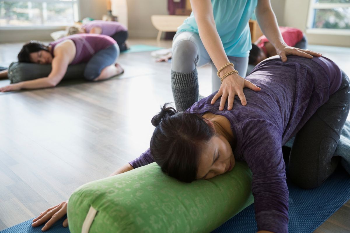 Y qué hay de los ajustes en Yin yoga