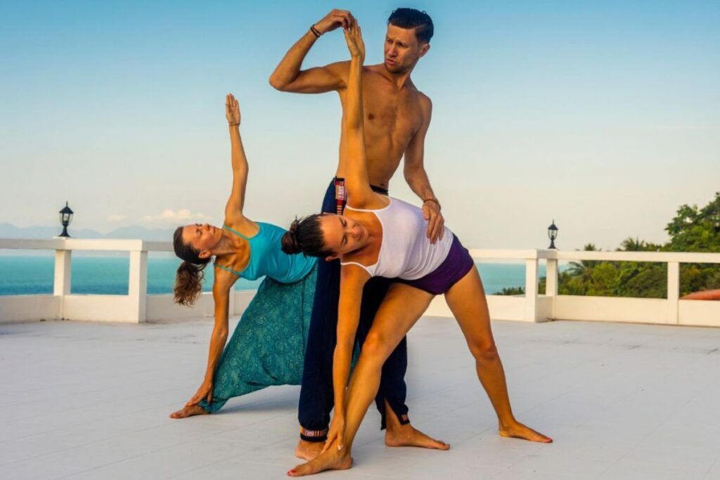 Los ajustes en yoga pueden cambiar de una cultura a otra