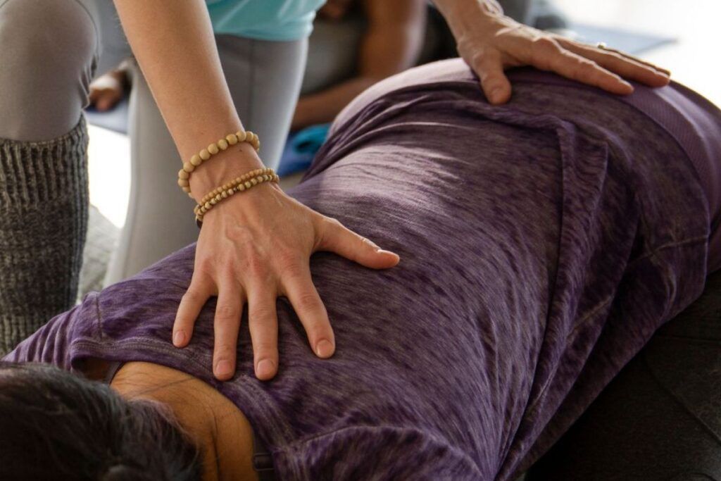 Los ajustes en yoga pueden ser parte de un toque terapéutico