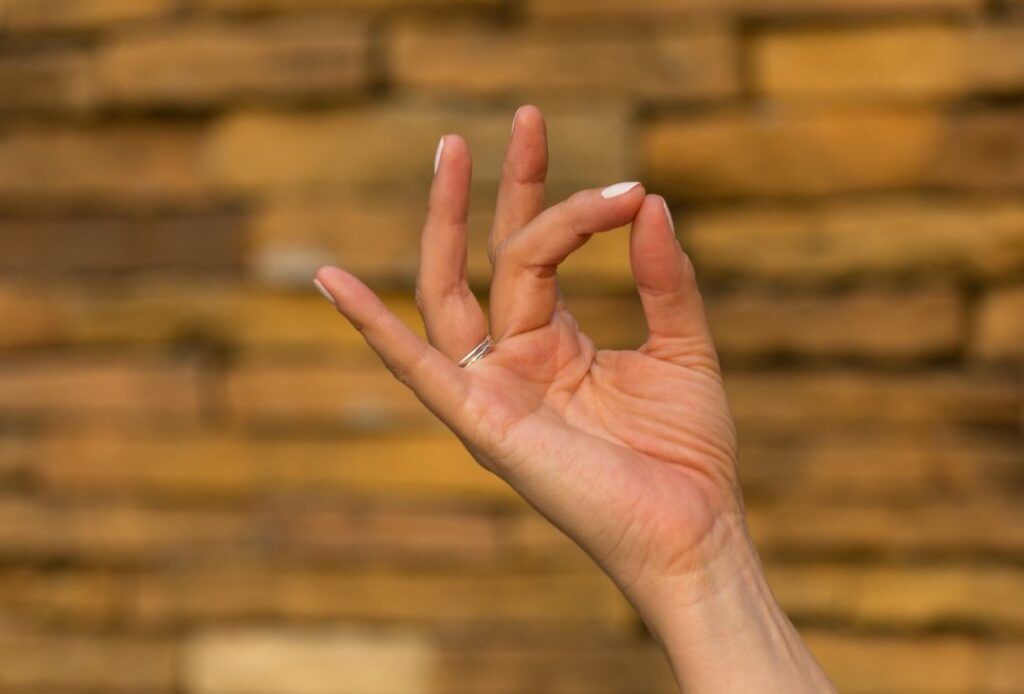 Aksha Mudra: Gesto de tocar el vacío