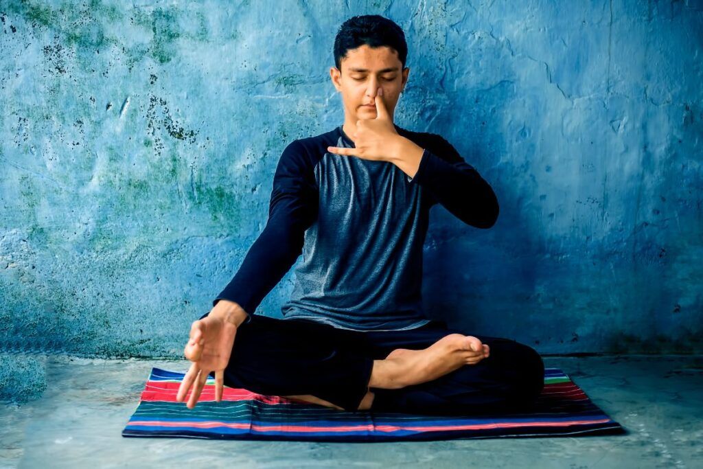 Práctica Yin yoga estacional de invierno con respiración Ujjayi para generar calor interno y meditación Vipassana para cultivar introspección y calma