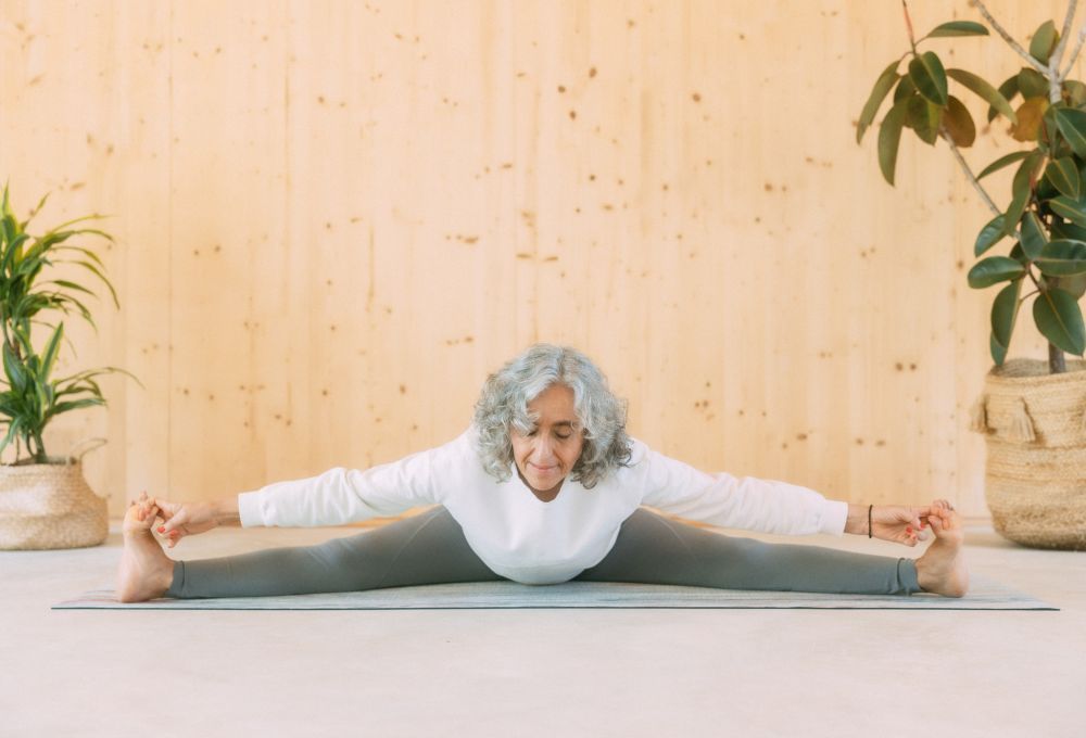 Upavistha Konasana es similiar en forma pero muy diferente de la Libélula en Yin yoga