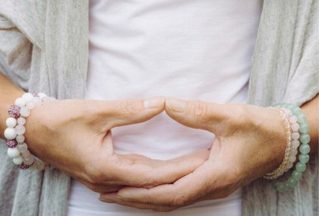 Dhyana mudra o gesto de meditación para estimular Sahasrara chakra