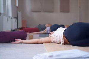 Práctica de Yin Yoga somático centrada en la escucha corporal y la percepción interna