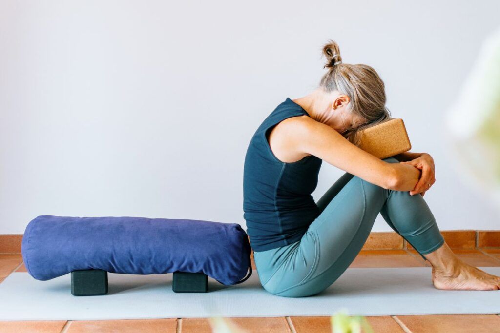 Yin Yoga para regular el sistema nervioso a través de la respiración y la quietud sostenida