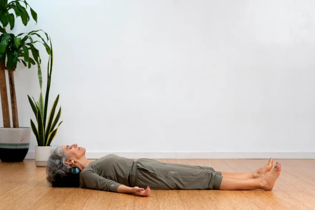 Savasana con dos pelotas sobre bloque