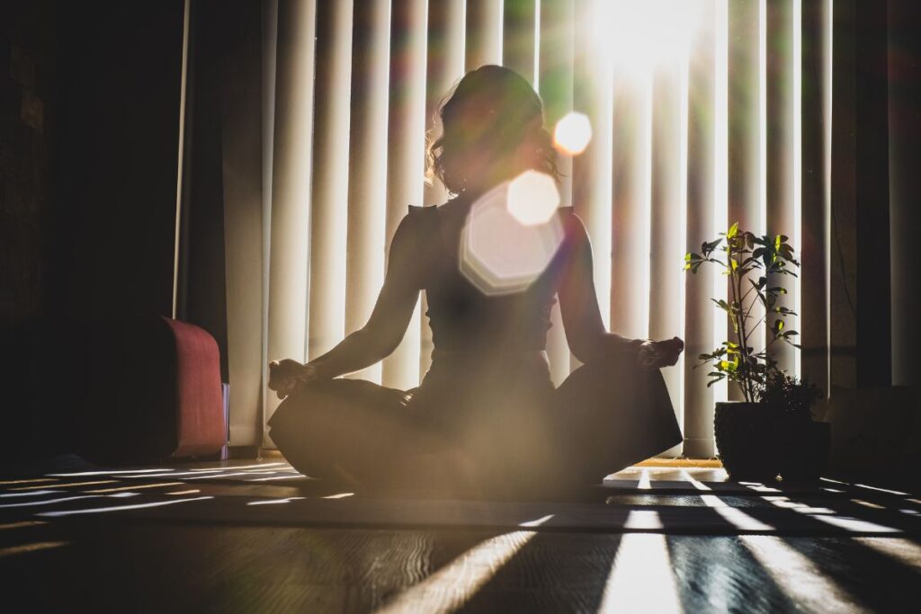 Persona en sentada en meditación, desarrollando la conciencia corporal desde dentro