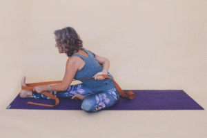 El cinturón de yoga puede asistir en esta flexión yang al tiempo que permite un trabajo distinto en cada hombro