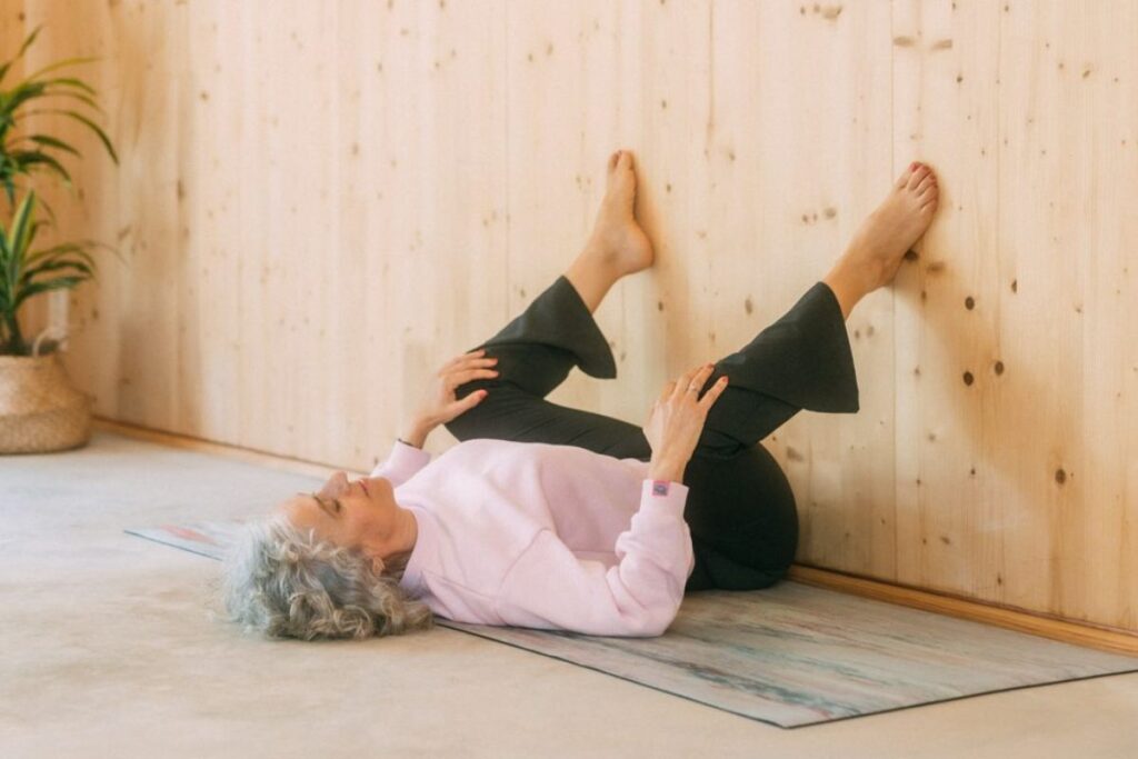 Postura de Cuclillas con los pies apoyados en la pared