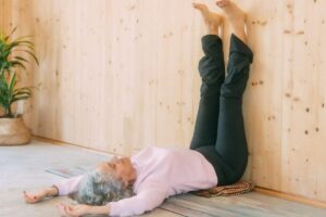 Postura de Oruga con las piernas apoyadas en la pared
